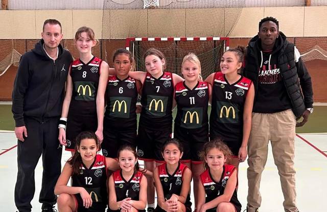 U11F1 🔥🏀 is a basket team. They are using SportEasy, the best web and mobile app to manage any sports team (football, soccer, rugby, basketball, baseball, hockey, volleyball...). Coaches and managers can organize the games and practices or send group messages to their players. Players have convenient access to their schedule or statistics. SportEasy is free and available online and there’s an app for iPhone and Android.