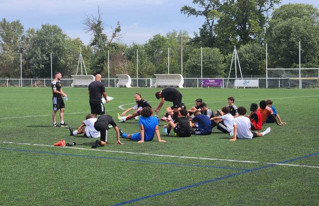 US Castanet u15R1 is a football team. They are using SportEasy, the best web and mobile app to manage any sports team (football, soccer, rugby, basketball, baseball, hockey, volleyball...). Coaches and managers can organize the games and practices or send group messages to their players. Players have convenient access to their schedule or statistics. SportEasy is free and available online and there’s an app for iPhone and Android.