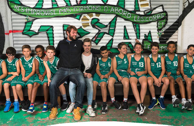 U13 is a basket team. They are using SportEasy, the best web and mobile app to manage any sports team (football, soccer, rugby, basketball, baseball, hockey, volleyball...). Coaches and managers can organize the games and practices or send group messages to their players. Players have convenient access to their schedule or statistics. SportEasy is free and available online and there’s an app for iPhone and Android.