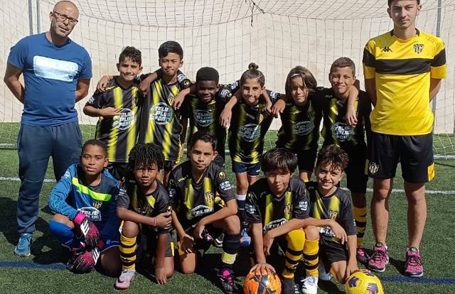 U12-1 is a football team. They are using SportEasy, the best web and mobile app to manage any sports team (football, soccer, rugby, basketball, baseball, hockey, volleyball...). Coaches and managers can organize the games and practices or send group messages to their players. Players have convenient access to their schedule or statistics. SportEasy is free and available online and there’s an app for iPhone and Android.