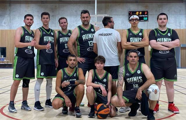 SENIORS M is a basket team. They are using SportEasy, the best web and mobile app to manage any sports team (football, soccer, rugby, basketball, baseball, hockey, volleyball...). Coaches and managers can organize the games and practices or send group messages to their players. Players have convenient access to their schedule or statistics. SportEasy is free and available online and there’s an app for iPhone and Android.