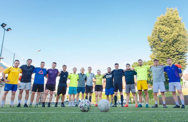Jėzuitų gimnazijos alumnų futbolo žaidimai is a football team. They are using SportEasy, the best web and mobile app to manage any sports team (football, soccer, rugby, basketball, baseball, hockey, volleyball...). Coaches and managers can organize the games and practices or send group messages to their players. Players have convenient access to their schedule or statistics. SportEasy is free and available online and there’s an app for iPhone and Android.