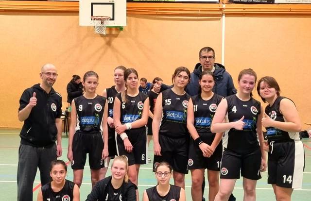 U15 F (2022-23) is a basket team. They are using SportEasy, the best web and mobile app to manage any sports team (football, soccer, rugby, basketball, baseball, hockey, volleyball...). Coaches and managers can organize the games and practices or send group messages to their players. Players have convenient access to their schedule or statistics. SportEasy is free and available online and there’s an app for iPhone and Android.
