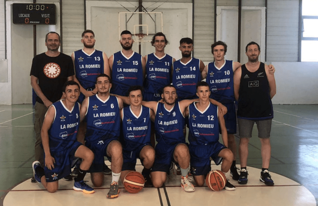 Séniors is a basket team. They are using SportEasy, the best web and mobile app to manage any sports team (football, soccer, rugby, basketball, baseball, hockey, volleyball...). Coaches and managers can organize the games and practices or send group messages to their players. Players have convenient access to their schedule or statistics. SportEasy is free and available online and there’s an app for iPhone and Android.