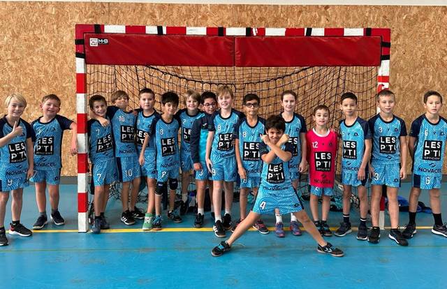 Eq M13 is a handball team. They are using SportEasy, the best web and mobile app to manage any sports team (football, soccer, rugby, basketball, baseball, hockey, volleyball...). Coaches and managers can organize the games and practices or send group messages to their players. Players have convenient access to their schedule or statistics. SportEasy is free and available online and there’s an app for iPhone and Android.