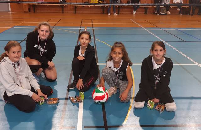 M15 Filles LMV 4x4 is a volley team. They are using SportEasy, the best web and mobile app to manage any sports team (football, soccer, rugby, basketball, baseball, hockey, volleyball...). Coaches and managers can organize the games and practices or send group messages to their players. Players have convenient access to their schedule or statistics. SportEasy is free and available online and there’s an app for iPhone and Android.